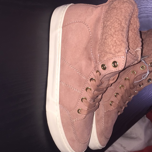 Fuzzy high top boots - Picture 2 of 6